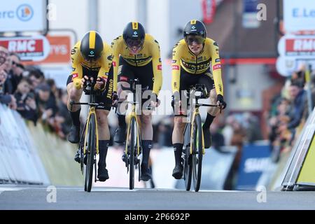 Jumbo-Visma-Fahrer überqueren die Ziellinie der dritten Etappe des Achttägigen Radrennens Paris-Nizza 81., einem 32,2 km langen Team-Time-Test mit Start und Ende in Dampierre-en-Burly, Frankreich, Dienstag, 07. März 2023. BELGA FOTO DAVID PINTENS Stockfoto