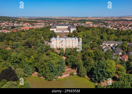 Englischer Garten, Herzogsmuseum mit Schloss Friedenstein im Hintergrund, Gotha, Thüringer Becken, Thüringen, Deutschland, Europa Stockfoto