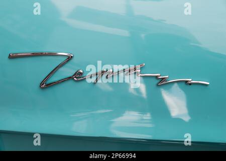 Ein verchromtes „Zephyr“-Emblem auf einem blauen 1950er Ford Zephyr Stockfoto