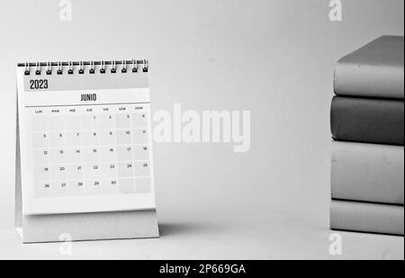 Tischkalender für Juni 2023 mit Büchern, Schwarzweiß-Fotografie Stockfoto