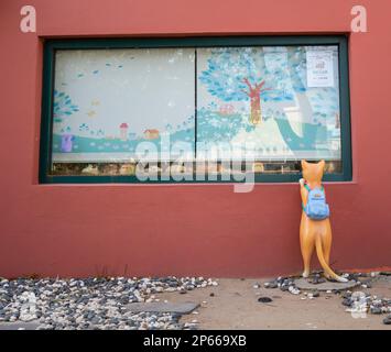 BUSAN, 7. März 2023 (Xinhua) – Eine Bäckerei und ihre Dekorationen sind im Gamcheon Culture Village in Busan, Südkorea, 7. März 2023 zu sehen. Das an den Ausläufern eines Küstenbergs in Busan gelegene Gamcheon Culture Village ist berühmt für seine Treppenhäuser und Gassen, die mit Wandgemälden und Skulpturen geschmückt sind. (Xinhua/Wang Yiliang) Stockfoto