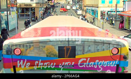 Glasgow, Schottland, Vereinigtes Königreich, 7. März 2023. UK Weather: Ein Bus auf der Hope Street, wir zeigen Ihnen glasgow, die am meisten verschmutzte Straße in der Stadt. Bei einem sonnigen Start waren die Einheimischen glücklicher, da die Straßen sich im Frühlingswetter füllten, bevor der Winter wieder zurückkehrte. Credit Gerard Ferry/Alamy Live News Stockfoto