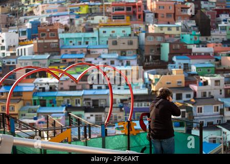 BUSAN, 7. März 2023 (Xinhua) – Ein Tourist macht Fotos im Gamcheon Culture Village in Busan, Südkorea, 7. März 2023. Das an den Ausläufern eines Küstenbergs in Busan gelegene Gamcheon Culture Village ist berühmt für seine Treppenhäuser und Gassen, die mit Wandgemälden und Skulpturen geschmückt sind. (Xinhua/Wang Yiliang) Stockfoto