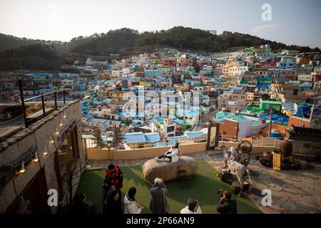BUSAN, 7. März 2023 (Xinhua) -- Touristen besuchen das Gamcheon Culture Village in Busan, Südkorea, 7. März 2023. Das an den Ausläufern eines Küstenbergs in Busan gelegene Gamcheon Culture Village ist berühmt für seine Treppenhäuser und Gassen, die mit Wandgemälden und Skulpturen geschmückt sind. (Xinhua/Wang Yiliang) Stockfoto