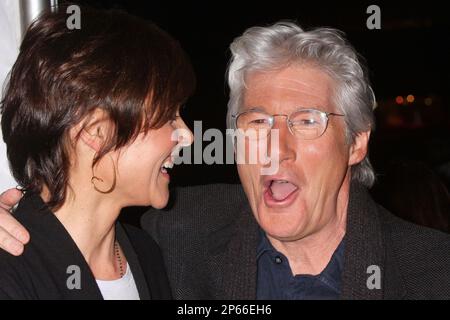 Carey Lowell und Richard Gere besuchen am 2. März 2010 im AMC Loews Lincoln Square Theatre in New York City die Premiere von „Brooklyn's Finest“ von Outure Films. Foto: Henry McGee/MediaPunch Stockfoto