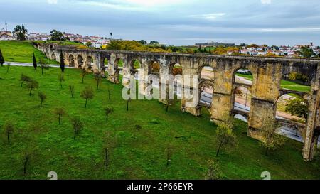 Aerial of the Aquädukt of Elvas (Amoreira Aquädukt), UNESCO-Weltkulturerbe, Elvas, Alentejo, Portugal, Europa Stockfoto