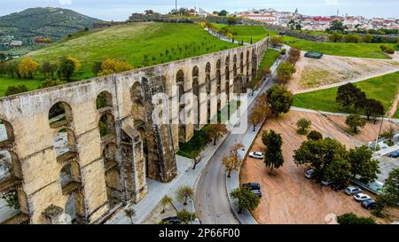 Aerial of the Aquädukt of Elvas (Amoreira Aquädukt), UNESCO-Weltkulturerbe, Elvas, Alentejo, Portugal, Europa Stockfoto