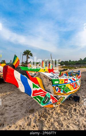 Bunte Fischerboote, Cap Skirring, Casamance, Senegal, Westafrika, Afrika Stockfoto