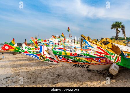 Bunte Fischerboote, Cap Skirring, Casamance, Senegal, Westafrika, Afrika Stockfoto