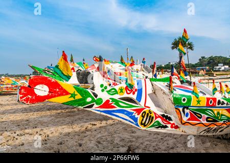 Bunte Fischerboote, Cap Skirring, Casamance, Senegal, Westafrika, Afrika Stockfoto