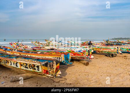 Bunte Fischerboote, Cap Skirring, Casamance, Senegal, Westafrika, Afrika Stockfoto