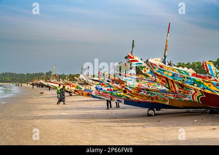 Bunte Fischerboote, Cap Skirring, Casamance, Senegal, Westafrika, Afrika Stockfoto