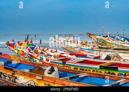 Bunte Fischerboote, Cap Skirring, Casamance, Senegal, Westafrika, Afrika Stockfoto