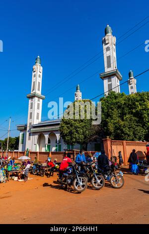 Moschee auf dem Markt von Dalaba, Futa Djallon, Guinea Conakry, Westafrika, Afrika Stockfoto