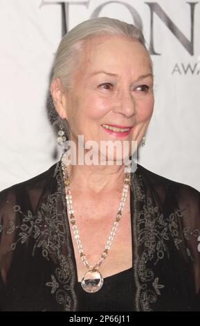 Rosemary Harris nimmt am 13. Juni 2010 an den jährlichen Tony Awards 64. des American Theatre Wing in der Radio City Music Hall in New York City Teil. Foto: Henry McGee/MediaPunch Stockfoto