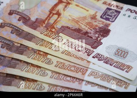 Viel russisches Geld. Die Banknoten werden in Stückelungen von 5.000 ausgegeben. Nahaufnahme der Banknoten. Stockfoto