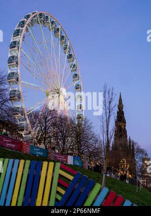 Riesenrad mit Sir Walter Scott Monument im Hintergrund, Weihnachtszeit in Edinburgh, Schottland, Großbritannien, Europa Stockfoto