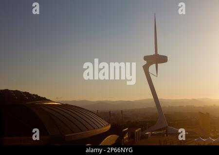 Rechts Torre Telefonica vom Architekten Santiago Calatrava und links Palau Sant Jordi Sportarena von Arata Isozaki. Montjuic, Barcelona, Spanien, Euro Stockfoto