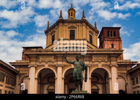 Christliche Kirche der Basilika San Lorenzo Maggiore Fassade unter einem Himmel mit Wolken in Mailand, Lombardei, Italien, Europa Stockfoto