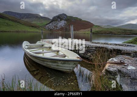 Boote in Llyn y Dywarchen in der Nähe von Rhyd DDU im Snowdonia National Park, Wales, Großbritannien, Europa Stockfoto