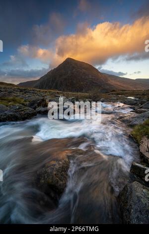 Blick auf Tryfan mit fließendem Fluss im Snowdonia-Nationalpark, Ogwen, Conwy, Wales, Vereinigtes Königreich, Europa Stockfoto