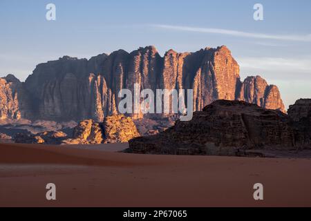 Rote Felsen und Berge bei Sonnenaufgang in der Wadi Rum Wüste, UNESCO-Weltkulturerbe, Jordanien, Naher Osten Stockfoto