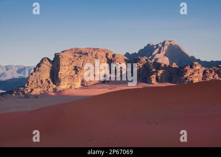 Morgenlicht auf den Bergen über der roten Sanddüne von Wadi Rum, UNESCO-Weltkulturerbe, Jordanien, Naher Osten Stockfoto