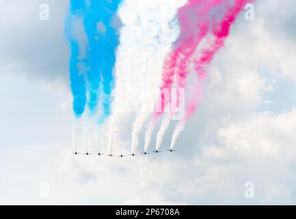 Die RAF Red Arrows schweben während der Feierlichkeiten „Trooping the Colour“ im Jahr 2022 zum offiziellen Geburtstag der Königin und zu ihrem 70-jährigen Jubiläum in London Stockfoto