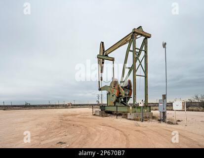 Ölpumpjack auf dem Ölfeld im Permian Basin bei Eunice, New Mexico, USA Stockfoto