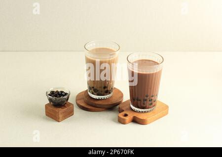 Zwei Boba-Tees aus Glas mit taiwanischer Milchblase mit Schokolade und Mocca-Aroma. Bereich für Text kopieren Stockfoto