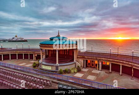 Eastbourne Bandstand and Pier at Dawn, Eastbourne, East Sussex, England, Vereinigtes Königreich, Europa Stockfoto