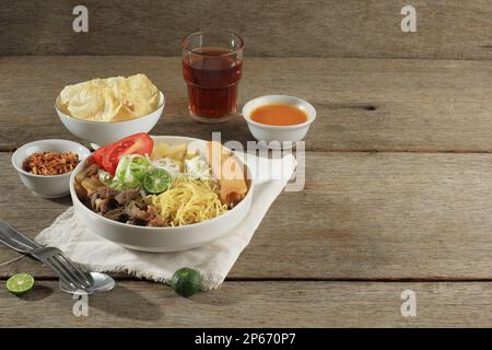 Soto Mie Bogor, indonesische Rindfleischnudeln, Rindbouillon enthält Gelbnudeln, Vermicelli, Rindfleisch und Schlachtnebenerzeugnisse, Kohl, Tomate und Spring Rolls, Sam Stockfoto