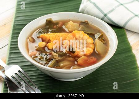 Sayur ASEM oder Sayur Asam, Gemüse Tamarinden klare Suppe, beliebtes indonesisches vegetarisches Tagesmenü Stockfoto