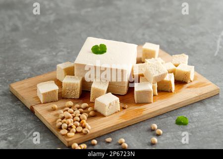 Soft Tofu, Tahu Sutera, Square Cold Japanese Tofu. Auf Dem Bamboo Board Stockfoto