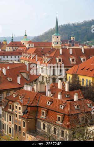 Rote Dächer des Kleinseite-Viertels, dominiert von der Thomas-Kirche, UNESCO-Weltkulturerbe, Prag, Tschechische Republik (Tschechien), Europa Stockfoto