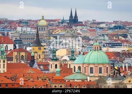 Die Prager Skyline mit der Kuppel von St. Franziskus von Assisi Kirche, Nationalmuseum und St. Ludmilas Kirche, Prag, Tschechische Republik (Tschechien), Europa Stockfoto