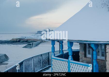 Cullercoats Watch House mit Schnee bedeckt Stockfoto