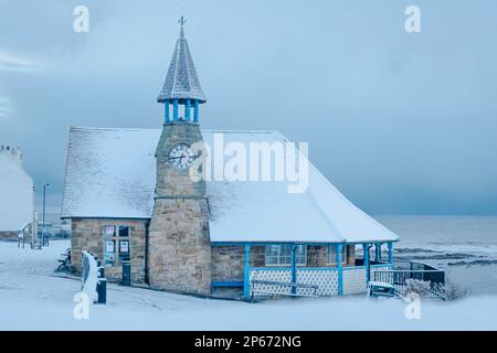 Cullercoats Watch House mit Schnee bedeckt Stockfoto