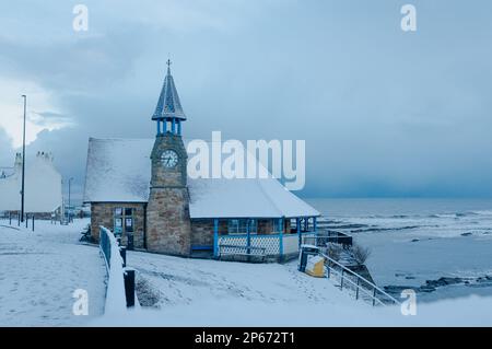 Cullercoats Watch House mit Schnee bedeckt Stockfoto