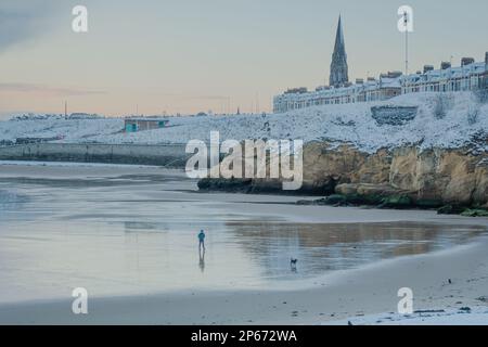 Blick auf Cullercoats Harbour und den schneebedeckten Strand Stockfoto