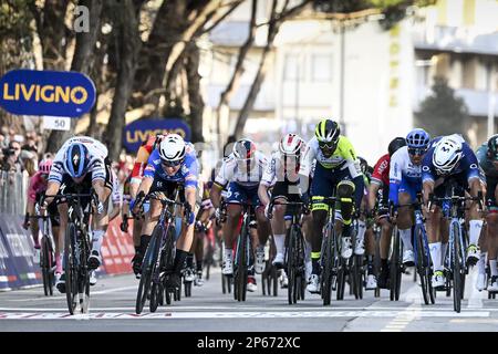 Niederländischer Fabio Jakobsen von Soudal Quick-Step, belgischer Jasper Philipsen von Alpecin-Deceuninck, Eritrean Biniam Girmay Hailu von Intermarche-Circus-Wanty und kolumbianischer Fernando Gaviria von Movistar Sprint bis zum Ende der zweiten Etappe des Radrennens Tirreno-Adriatico, Italien (07. März bis 2023. März), 209. BELGA FOTO DIRK WAEM Stockfoto