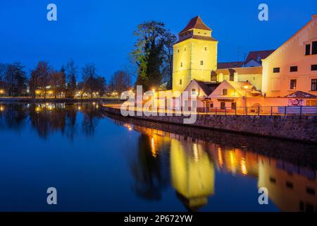 Gotischer Turm Eiserne Jungfrau am Malse River in der Abenddämmerung, Ceske Budejovice, Tschechische Republik (Tschechien), Europa Stockfoto