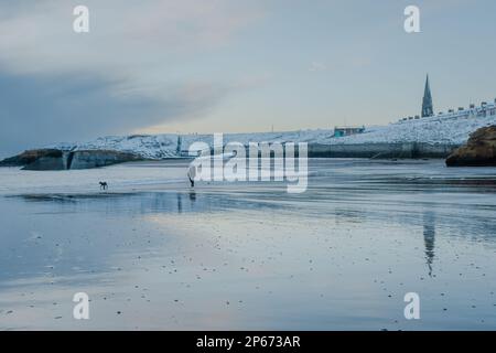 Blick auf Cullercoats Harbour und den schneebedeckten Strand Stockfoto