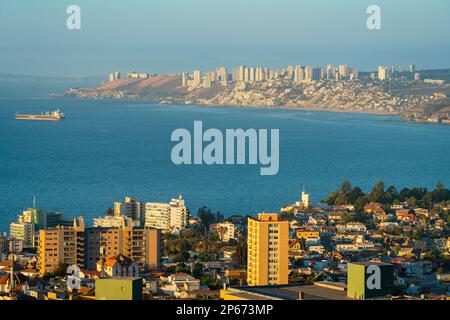 Erhöhte Aussicht auf die Küstenstadt Vina del Mar von Mirador Pablo Neruda, Vina del Mar, Chile, Südamerika Stockfoto