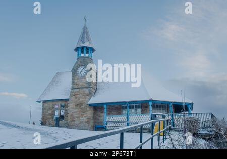 Cullercoats Watch House mit Schnee bedeckt Stockfoto