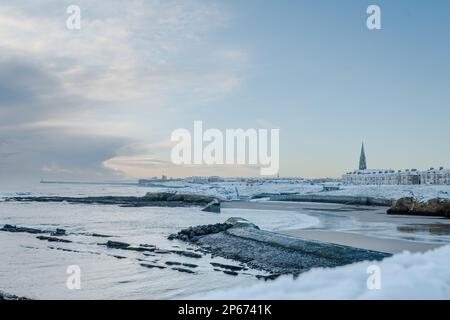 Cullercoats Watch House mit Schnee bedeckt Stockfoto