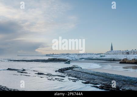 Cullercoats Watch House mit Schnee bedeckt Stockfoto