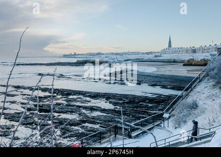 Cullercoats Watch House mit Schnee bedeckt Stockfoto