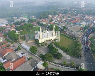 Bogor, Indonesien - Nov. 14 2022. Luftaufnahme der herrlichen Moschee am Straßenrand. Islamisches religiöses Gebäude mit Fotokonzept. Stockfoto