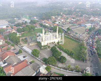 Bogor, Indonesien - Nov. 14 2022. Luftaufnahme der herrlichen Moschee am Straßenrand. Islamisches religiöses Gebäude mit Fotokonzept. Stockfoto